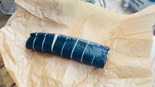 コストコのサーモンポキロールの重さ・カロリー・味をレビュー！一人で食べ切れる？幕張で購入