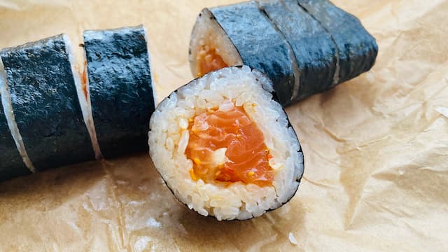 コストコのサーモンポキロールの重さ・カロリー・味をレビュー！一人で食べ切れる？幕張で購入