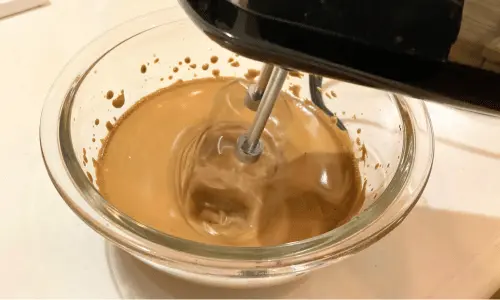ダルゴナコーヒーの作り方|インスタントで簡単おうちカフェ♪失敗しないコツも紹介